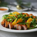 Салат з качкою, апельсином і горіхами