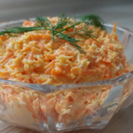 Салат зі свіжої моркви з часником і сиром