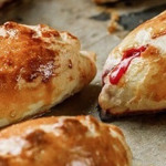 Пироги з різними начинками: з капустою, грибами, картоплею або вишнею 