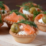 Тарталетки з вершковим сиром і червоною рибою