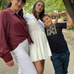 Людмилу Новікову вітає донька Лєра
