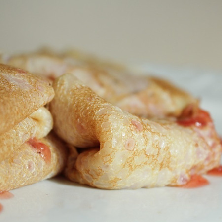 Млинці з яблуками в карамелі