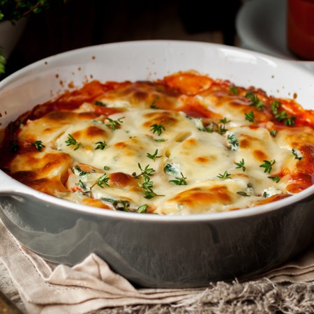 Запіканка з макаронами, сиром та томатним соусом