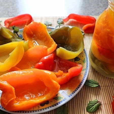 Болгарський перець у власному соку