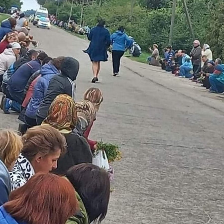 Вірш «ВОНА БІЖИТЬ ДО СИНА... »