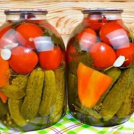 Мариноване асорті з огірків та помідорів