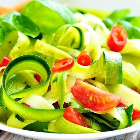 Весняний салат з кабачків