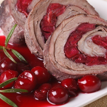  М'ясний рулет з вишневим прошарком