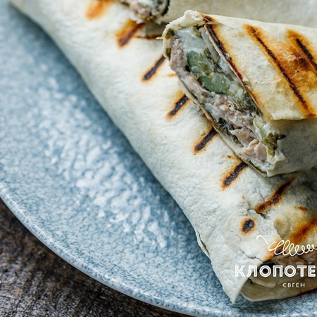 ЗАКУСКА З ЛАВАША, ТУНЦЯ ТА ВОДОРОСТЕЙ НОРІ