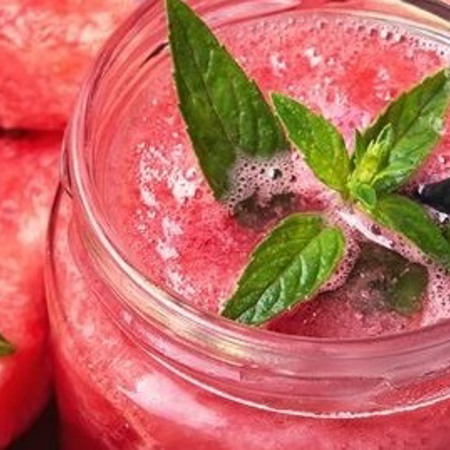 Безалкогольний кавуновий коктейль зі згущеним молоком