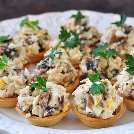 Тарталетки з куркою та грибами