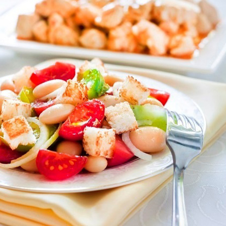 Салат з сухариками та квасолею