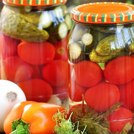  Асорті з огірків і помідорів