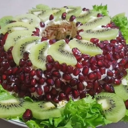 Салат із чорносливом, ківі та гранатом