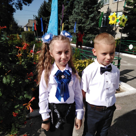 Учні 1 класу Брагинівської ЗОШ,  Лежнєва Ярослава, Шахрай Даніїл 