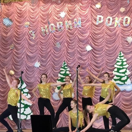 Артисти районної сцени вітали дітей і дорослих