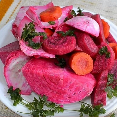 Квашена капуста з буряком і хріном