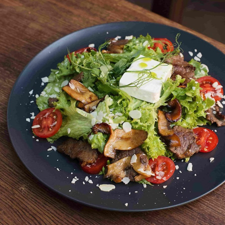 Теплий салат з телятиною