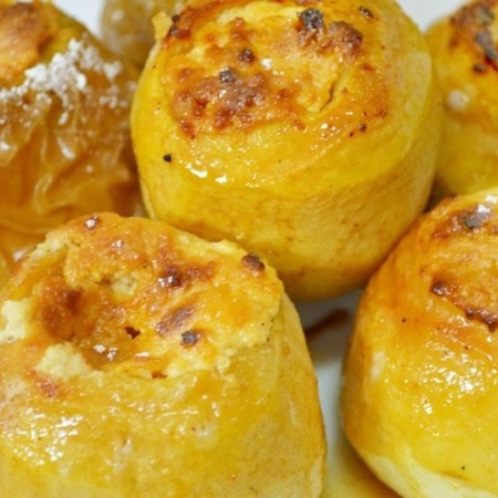 Печені яблука з сиром