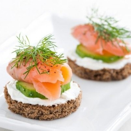 Канапе з огірком і лососем