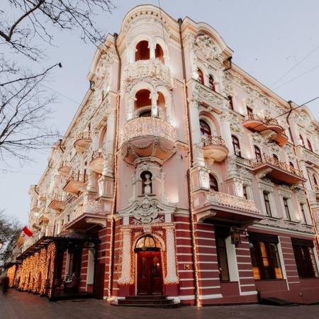 Рожева чотириповерхова будівля на Пушкінській