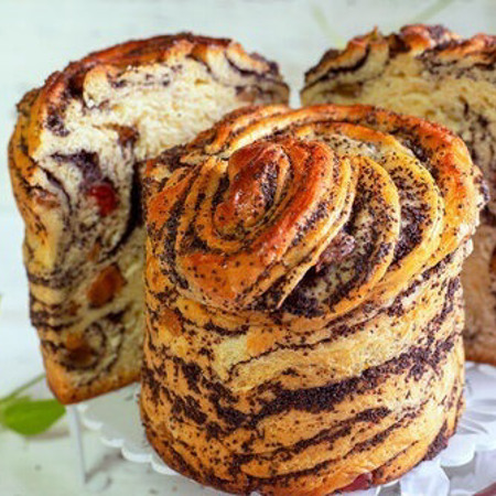 Паска з маком та горіхами