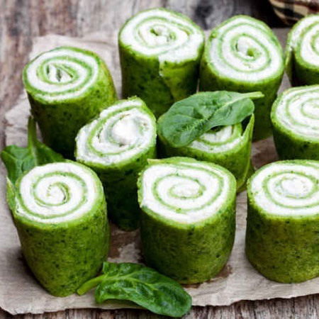 Зелені шпинатні млинці з сирною начинкою