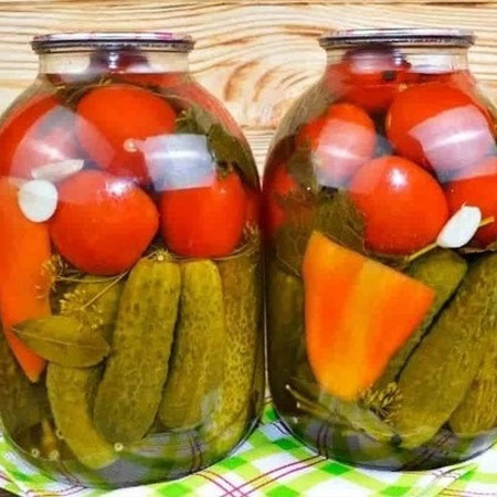 Мариноване асорті з огірків та помідорів