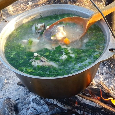 Юшка рибна з курячими крильцями