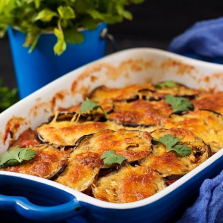 Запіканка з макаронів з баклажанами та томатним соусом