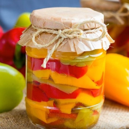 Маринований перець шматочками