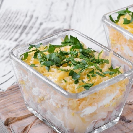 Салат з ананасом, куркою та шампіньйонами