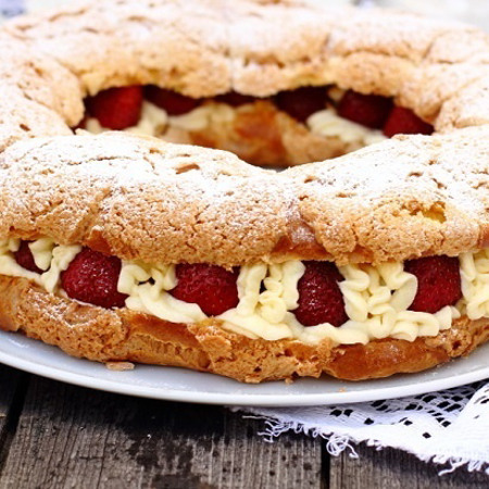 Заварне кільце з полуницями та мигдалевим кремом