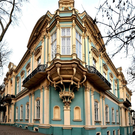 Блакитна споруда на перехресті Грецької та Пушкінської 