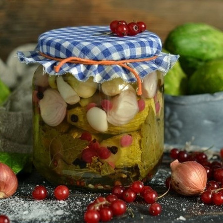 Консервовані огірки з порічками