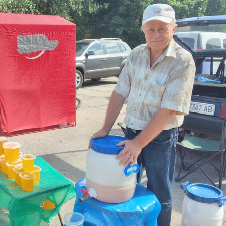 3.	Сергій Касаткін, пасічник, смт Петропавлівка