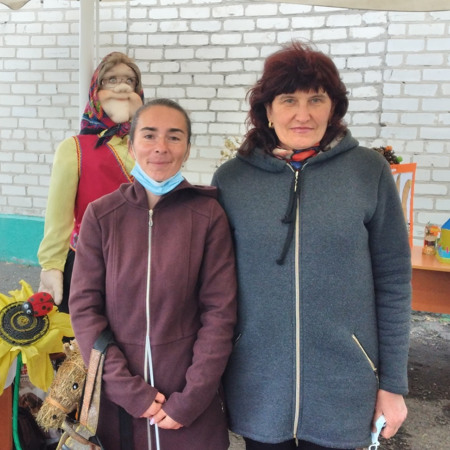 Валентина Хорошилова та Юлія Коробка, працівниці садочку «Малятко»,  учасниці виставки народних умільців