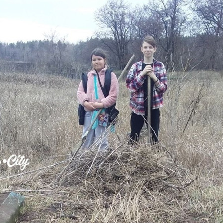 Підлітки Олександр і Лія: догляд за покинутим кладовищем