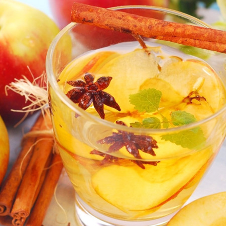 Компот з яблук з корицею та гвоздикою