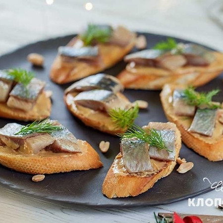 БУТЕРБРОД З ОСЕЛЕДЦЕМ ТА АРАХІСОВОЮ ПАСТОЮ