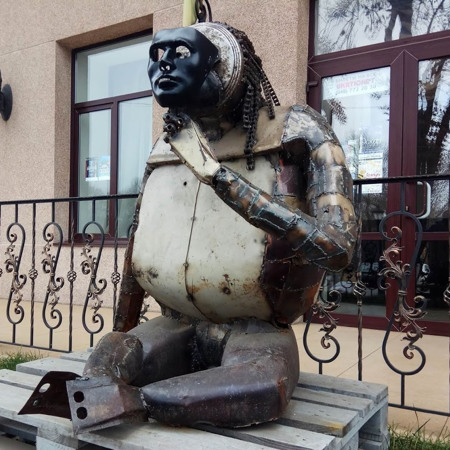 Горила з металобрухту