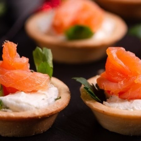 Тарталетки з крем-сиром і червоною рибою