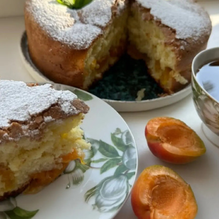 Сезонний абрикосовий пиріг