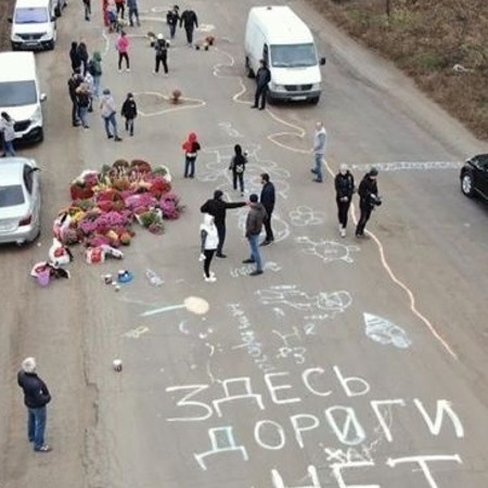 Садили квіти на асфальті