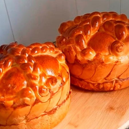 Українська паска с косами