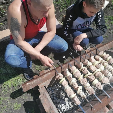 Шашлик від Євгенія Читалова та його родини, смт Петропавлівка