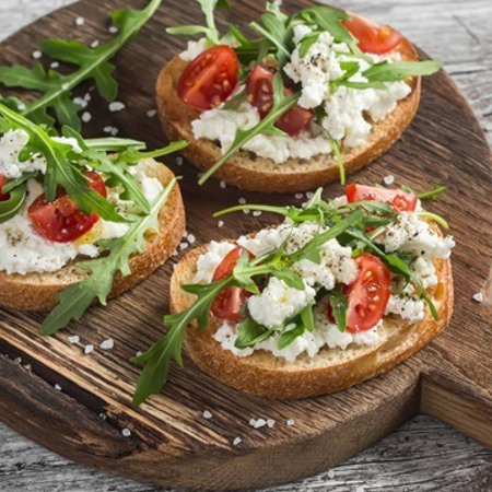 Канапки з бринзою та огірком