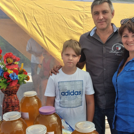 1.	Олександр, Людмила та Єгор Наймарки, родина пасічників з Петропавлівки