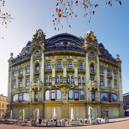 Загадкова оливкова будівля на Дерибасівській 