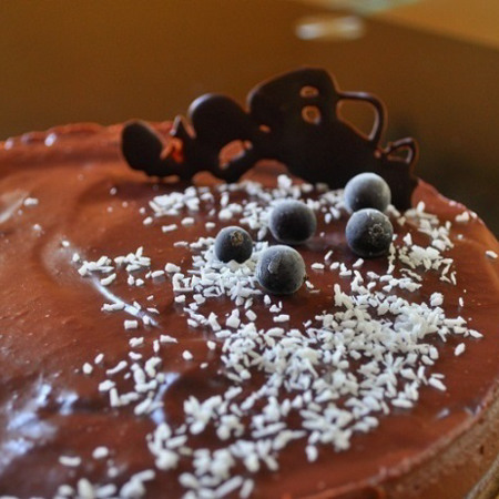 Кокосовий торт із смородиновим ганашем